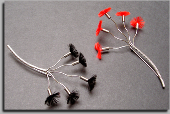 Broches met pluimpjes, 2002